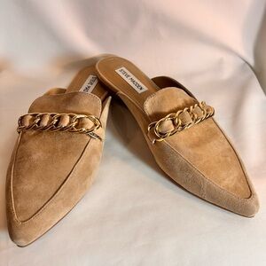 STEVE MADDEN Sz 9 Faine Slip On Light Tan Suede Pointy Mules Gold Toned Chain